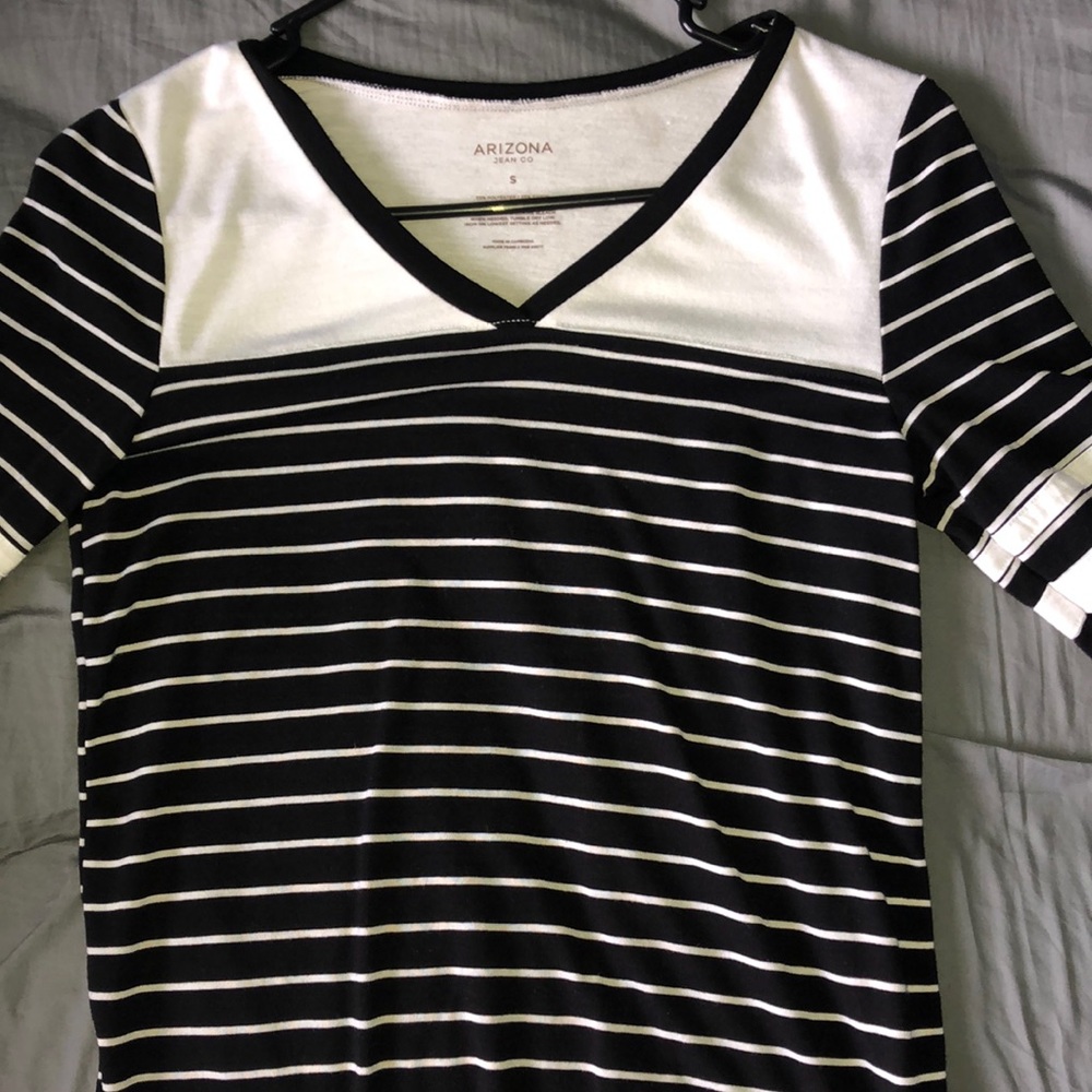 Long sleeves black and white striped top. V- neck